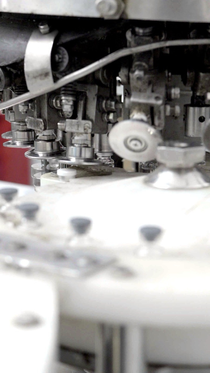 Capping head on the vial line