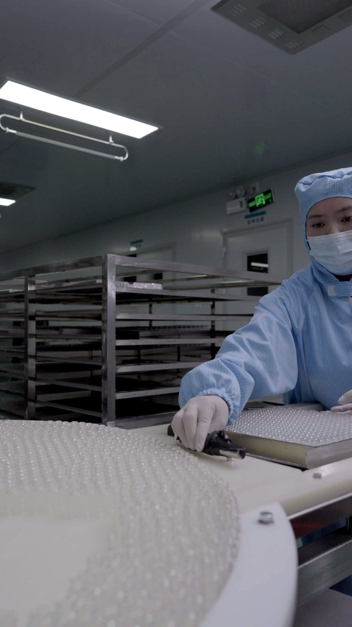 Operator at the vial-tray bench at the Pepti site, Guangzhou